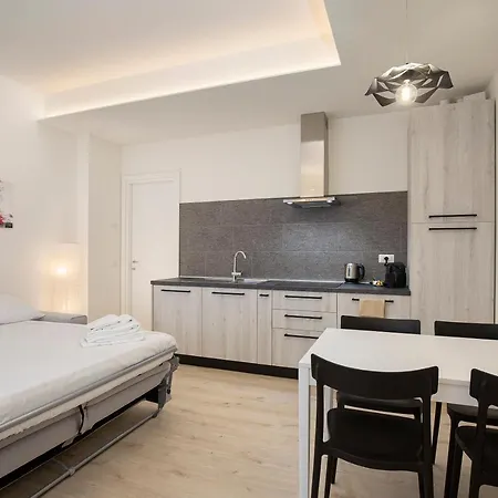Max 14 Apartment