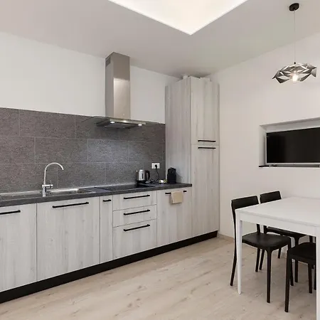 Max 14 Apartment