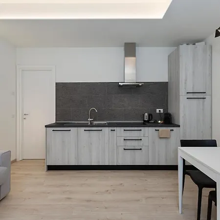 Max 14 Apartment